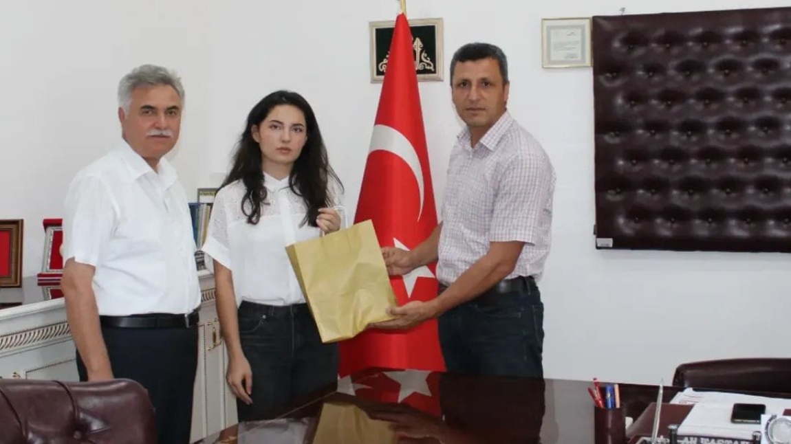 YKS Türkiye 530. Olan Öğrencimiz İrem ÖZDOĞAN 'a İlçe Milli Eğitim Müdürü Ali TAŞTAN Ödül Verdi